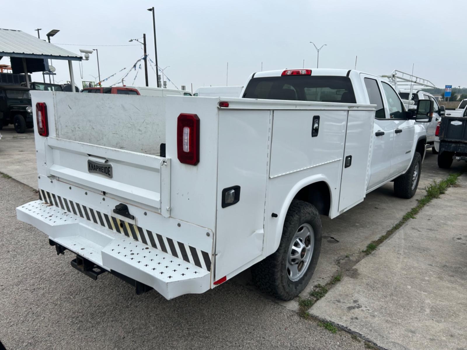 2019 White GMC Sierra 2500HD (2GD21NEG8K1) with an 6.0L V8 F OHV 16V engine, Automatic transmission, located at 1687 Business 35 S, New Braunfels, TX, 78130, (830) 625-7159, 29.655487, -98.051491 - Photo #3